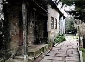 Просторная недвижимость нуждается в ремонте, участок 13.680м2