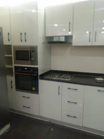 Новая квартира с полностью оборудованной открытой кухней