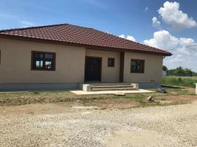 Привлекательный дом для продажи в жилом районе