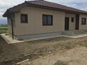 Привлекательный дом для продажи в жилом районе