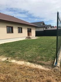 Привлекательный дом для продажи в жилом районе