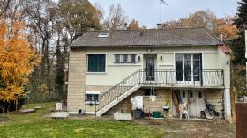 Старый дом посреди леса в шикарном районе на большом тихом участке
