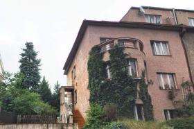 Многоквартирный дом в жилом районе престижного района Праги