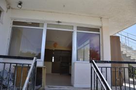 Продается квартира в 35 км от центра Афин и в 2,5 км от пляжа - требуется ремонт