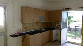 Продается квартира в 35 км от центра Афин и в 2,5 км от пляжа - требуется ремонт