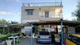 Продается квартира в 35 км от центра Афин и в 2,5 км от пляжа - требуется ремонт