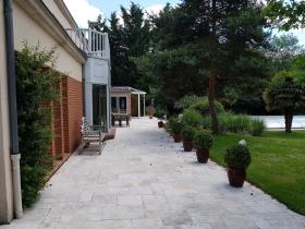 Вилла на большом участке, расположенная в Golf d'Etiolles Club